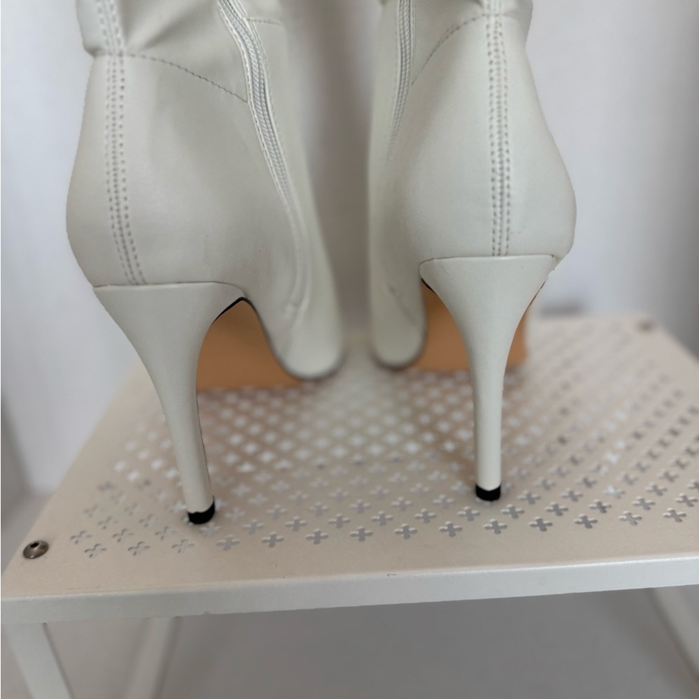 White Knee-High Women's Boots Size 6.5 Inside Zipper 4”Heels - Picture 3 of 5